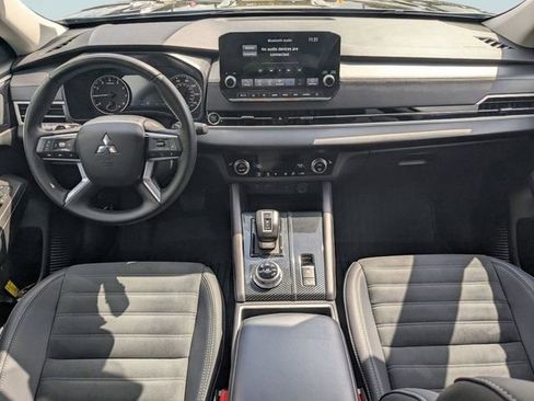 Used 2024 Mitsubishi Outlander SE image 13