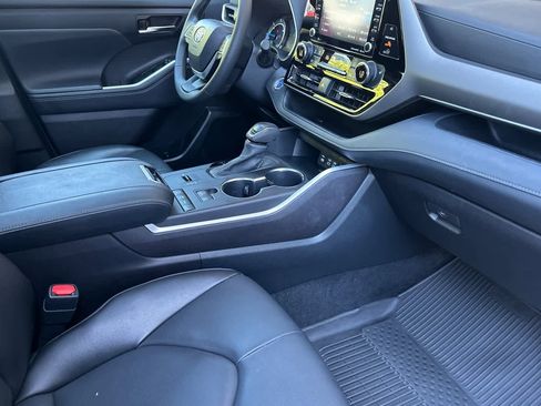 Used 2022 Toyota Highlander XLE AWD/4WD image 18