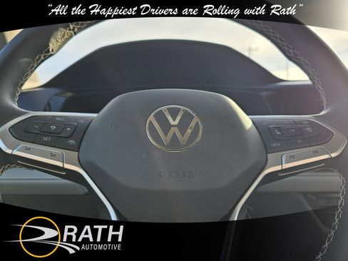 Used 2024 Volkswagen Taos SE image 12