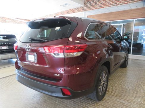 Used 2019 Toyota Highlander SE image 4