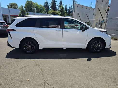 Used 2025 Toyota Sienna XSE AWD/4WD image 8