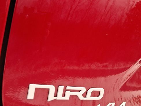 Used 2024 Kia Niro EX image 7