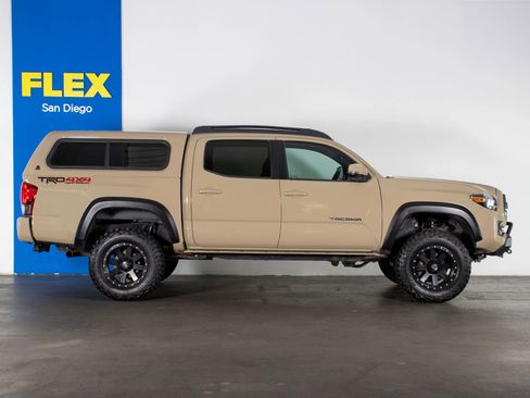 Used 2017 Toyota Tacoma TRD Off-Road w/ Premium & Technology Package AWD/4WD image 4