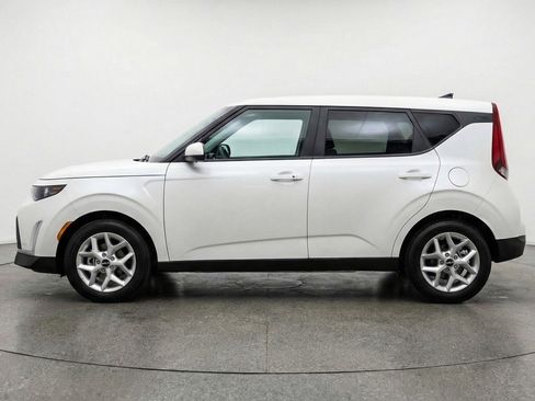 Used 2025 Kia Soul LX w/ LX Technology Package FWD image 5