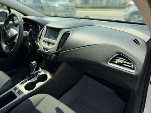 Used 2017 Chevrolet Cruze LS FWD image 12