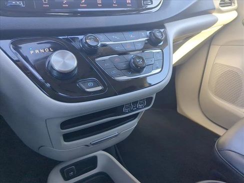Used 2024 Chrysler Pacifica Touring-L image 15