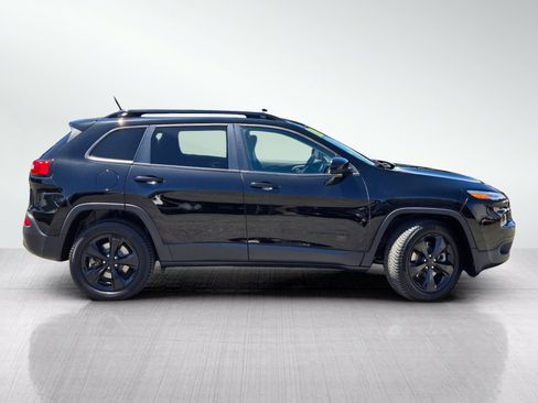 Used 2018 Jeep Cherokee Latitude w/ Altitude Package AWD/4WD image 3