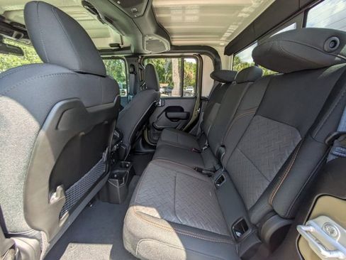 New 2025 Jeep Gladiator Mojave image 12