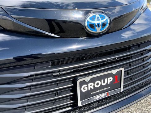 Used 2025 Toyota Sienna XLE Woodland Edition image 29