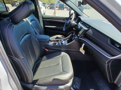 New 2026 Jeep Grand Cherokee Limited w/ Limited Altitude Package AWD/4WD image 17