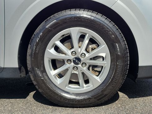 Used 2022 Kia Carnival LX image 5