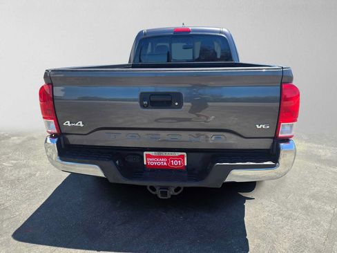 Used 2017 Toyota Tacoma SR5 AWD/4WD image 4