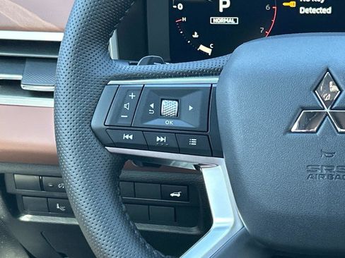 New 2025 Mitsubishi Outlander SEL image 9