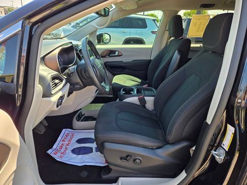 Used 2019 Chrysler Pacifica Touring Plus FWD image 14