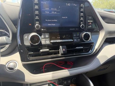 Used 2021 Toyota Highlander XLE FWD image 3