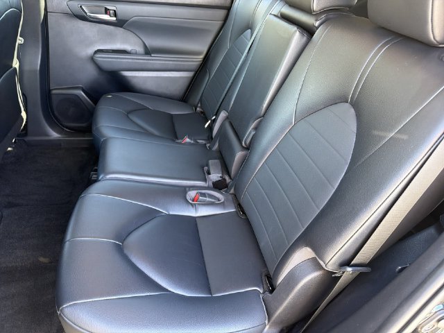 Used 2023 Toyota Highlander XLE AWD/4WD image 38