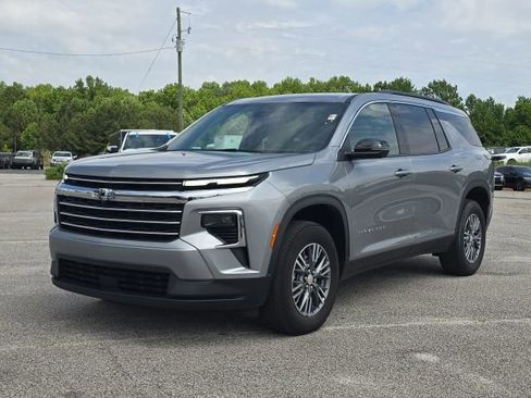 Used 2024 Chevrolet Traverse LT FWD image 1