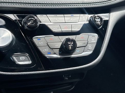 New 2026 Chrysler Pacifica Select FWD image 17
