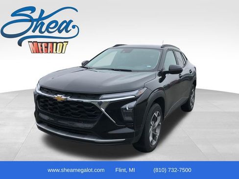 Certified 2025 Chevrolet Trax LT FWD image 1