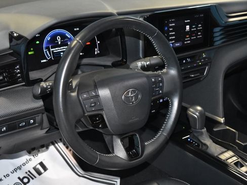 Used 2025 Toyota Camry SE image 2