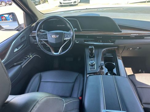 Used 2021 Cadillac Escalade Luxury image 2