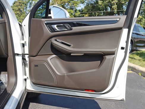 Used 2018 Porsche Macan Sport Edition image 32