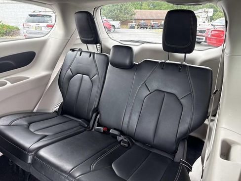 Used 2024 Chrysler Pacifica Touring-L FWD image 25