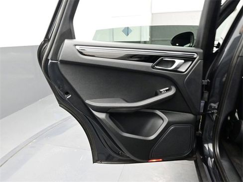 Used 2023 Porsche Macan image 11