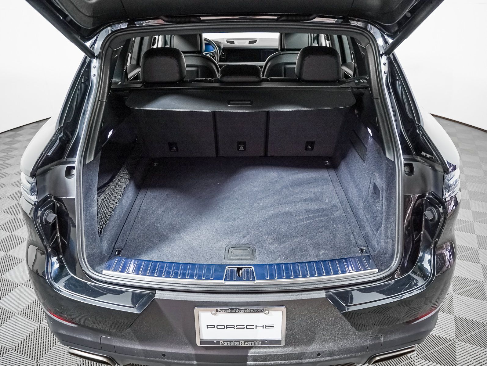 Certified 2024 Porsche Cayenne w/ Premium Package AWD/4WD image 24