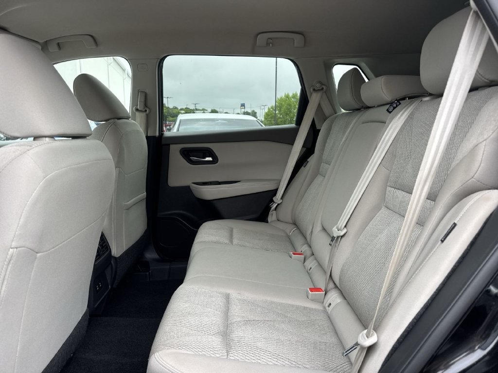 Used 2025 Nissan Rogue SV FWD image 11