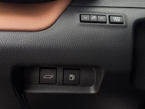 Used 2025 Toyota Crown Signia Limited w/ Advanced Technology Package image 23