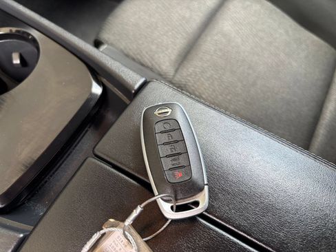 Used 2025 Nissan Rogue SV FWD image 26