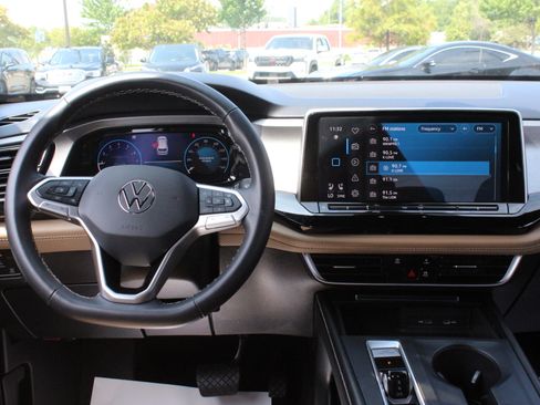Used 2024 Volkswagen Atlas Cross Sport SE FWD image 21