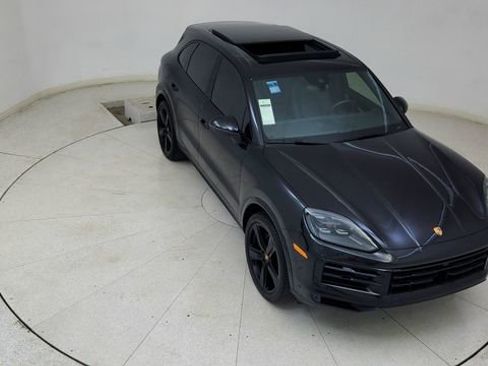 Used 2025 Porsche Cayenne w/ Premium Package image 78