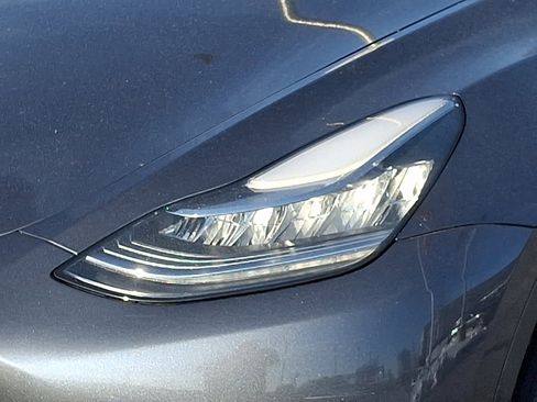 Used 2022 Tesla Model Y Long Range image 9