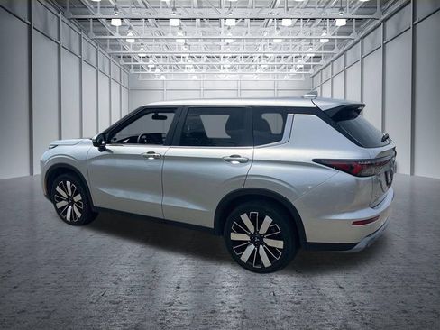 Used 2025 Mitsubishi Outlander SE FWD image 4