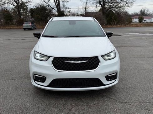 Used 2025 Chrysler Pacifica Select image 3