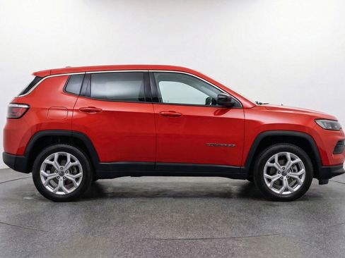 Used 2025 Jeep Compass Latitude image 11