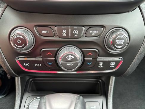 Used 2022 Jeep Cherokee Limited AWD/4WD image 21