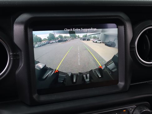 Used 2020 Jeep Wrangler Unlimited Sahara AWD/4WD image 26