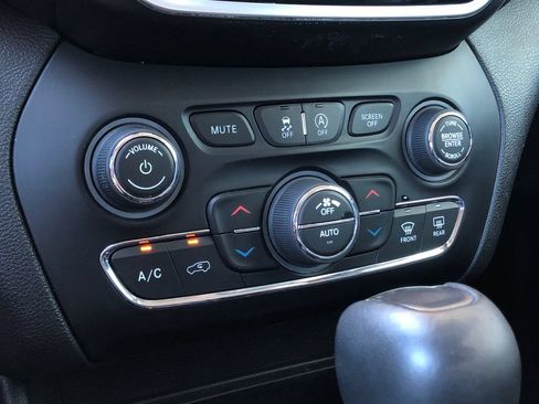 Used 2019 Jeep Cherokee Limited AWD/4WD image 17
