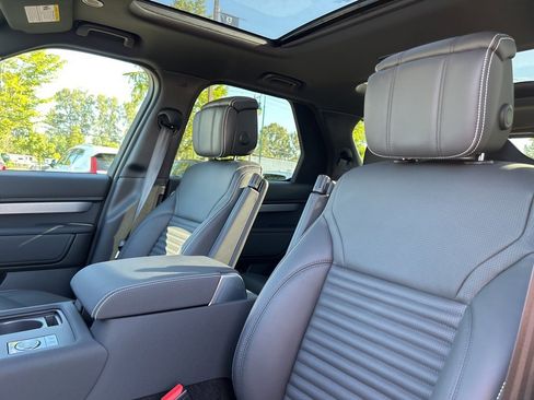 New 2025 Land Rover Discovery Dynamic SE image 14