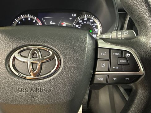 Used 2023 Toyota Highlander L FWD image 33