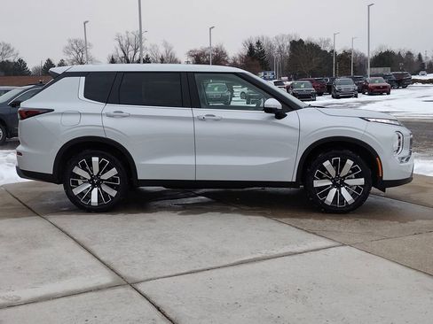 New 2026 Mitsubishi Outlander SE image 14