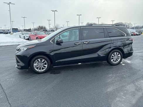 Used 2025 Toyota Sienna XLE image 13