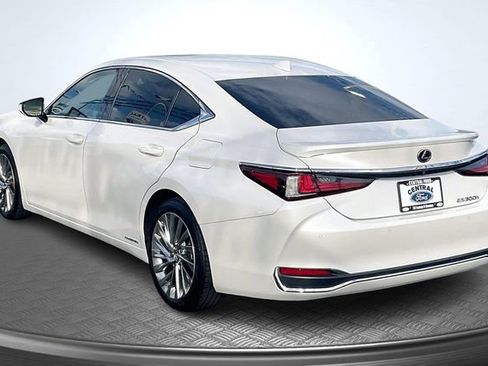 Used 2019 Lexus ES 300h w/ Accessory Package 2 image 2