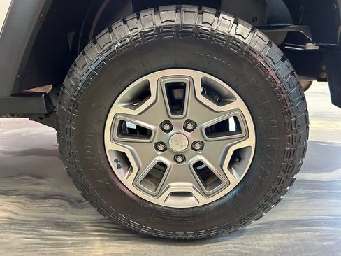 Used 2017 Jeep Wrangler Unlimited Rubicon w/ Connectivity Group AWD/4WD image 17