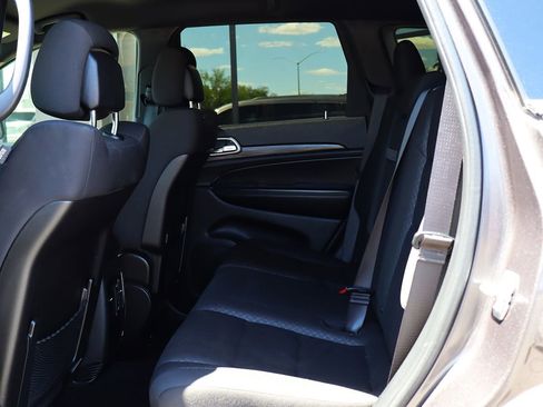 Used 2020 Jeep Grand Cherokee Laredo w/ 18" Wheel & 8.4" Radio Group AWD/4WD image 33