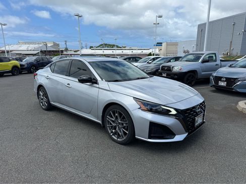 Used 2023 Nissan Altima 2.0 SR FWD image 2