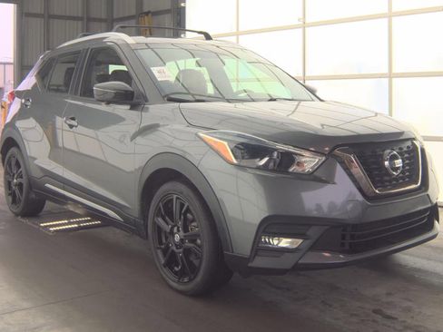 Used 2019 Nissan Kicks SR w/ SR Premium Package FWD image 3